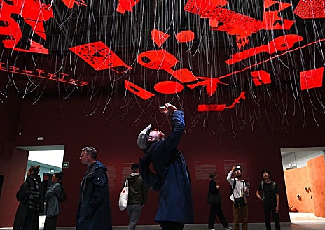 Imagen secundaria 1 - Sobre estas líneas, 'Force Majaure', de la propia L. Lokko, en el Pabellón Central. A la derecha, otra propuesta de la Bienal. Arriba, 'The Sami Architecture Library', en el Pabellón Nórdico