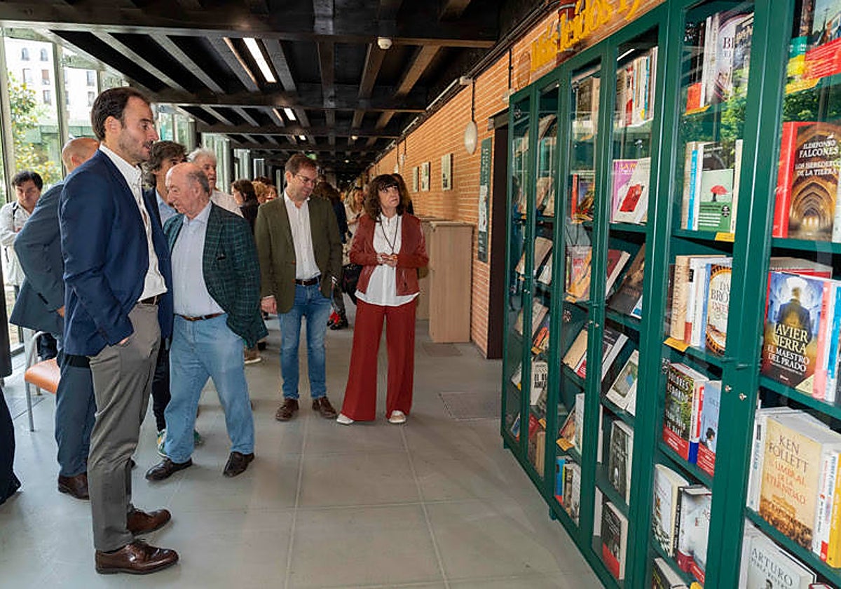 Javier Arrevola, Peridis, Javier Sierra y Rosa Montero frente a una de las vitrinas de la exposición