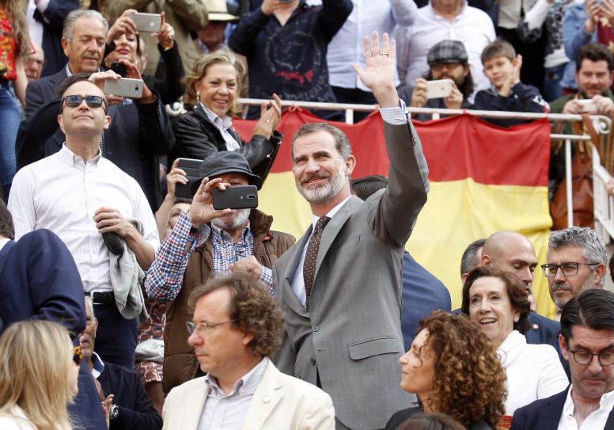 El Rey Felipe VI en la Corrida de la Prensa de 2018, acompañado por Victoria Prego y Roberto Domínguez
