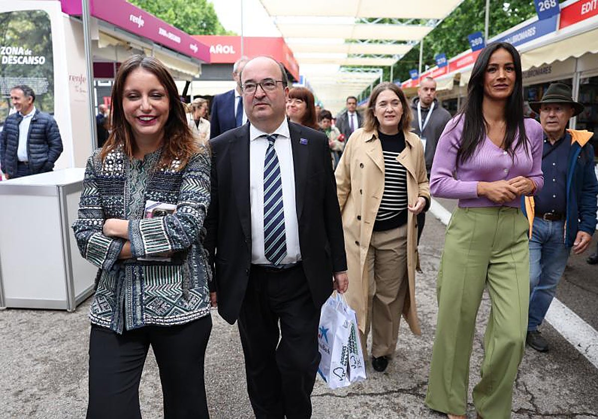 La recta final de la campaña electoral, cargos como la concejal Levy (PP), el ministro Iceta (PSOE), la consejera Rivera (independiente) y la vicealcaldesa Villacís (Cs) convivieron durante la inauguración de la Feria