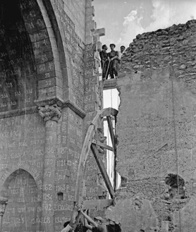 Secondary image 2 - Alejandro Ferrant was in charge of effectively dismantling the apse.  3,396 ashlars and various pieces were recorded and packed in 839 boxes bound for the United States