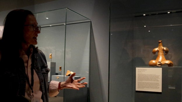 María del Carmen Cruz de Mercadal, comisaria de la exposición, muestra el ídolo de Tara