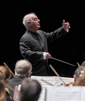 Imagen secundaria 2 - Saludo final de ls artistas participantes en el Homenaje a Barentoim: Rolando Villazón, Plácido Domingo, Sonia Yoncheva, Lang Lang, Cecilia Bartoli, Martha Argerich, Zubin Mehta y el propio Barenboim; Marta Argerich durante su interpretación; y Barenboim al frente de la Orquesta del Maggio Musicale Fiorentino