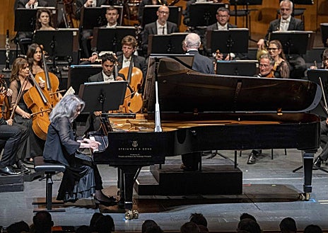 Imagen secundaria 1 - Saludo final de ls artistas participantes en el Homenaje a Barentoim: Rolando Villazón, Plácido Domingo, Sonia Yoncheva, Lang Lang, Cecilia Bartoli, Martha Argerich, Zubin Mehta y el propio Barenboim; Marta Argerich durante su interpretación; y Barenboim al frente de la Orquesta del Maggio Musicale Fiorentino
