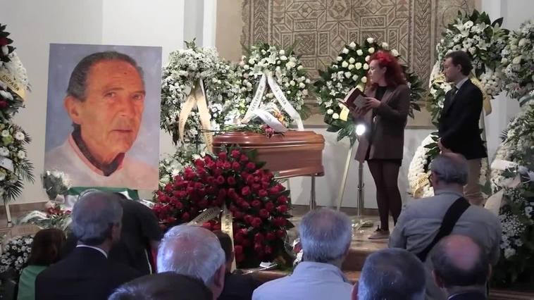 Miles de personas dan el último adiós a Antonio Gala en Córdoba