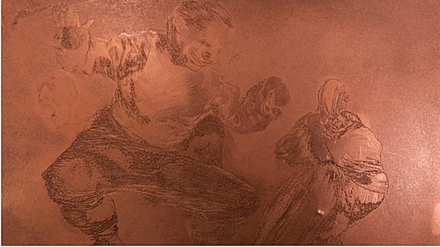 Imagen después - A la izquierda, la plancha acerada del 'Bobalicón', el aguafuerte número 4 de los 'Disparates' de Goya, donde es evidente el deterioro en algunas zonas. A la derecha, la plancha de cobre tras su restauración