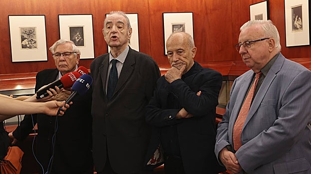 De izquierda a derecha, Víctor Nieto, Tomás Marco, Juan Bordes y José Luis García del Busto, en el Gabinete Goya de la Calcografía Nacional