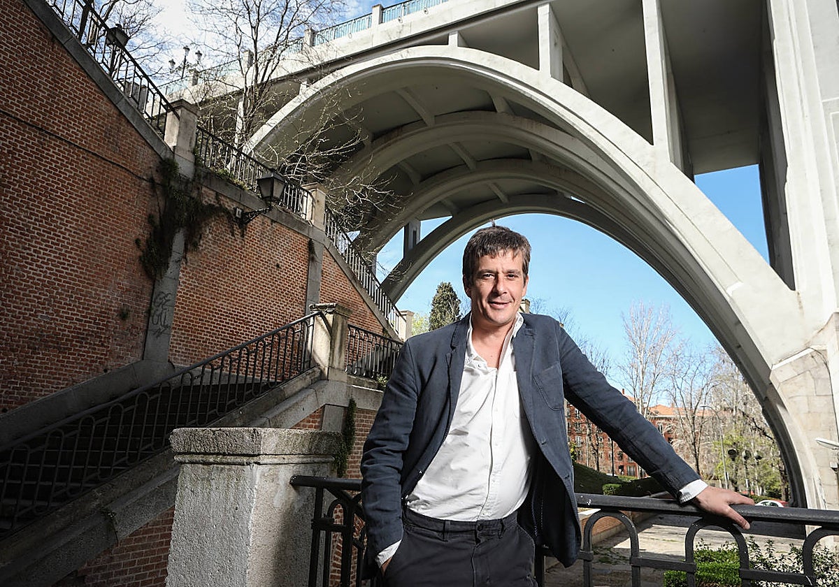 Alfonso J. Ussía, en el Viaducto de Segovia