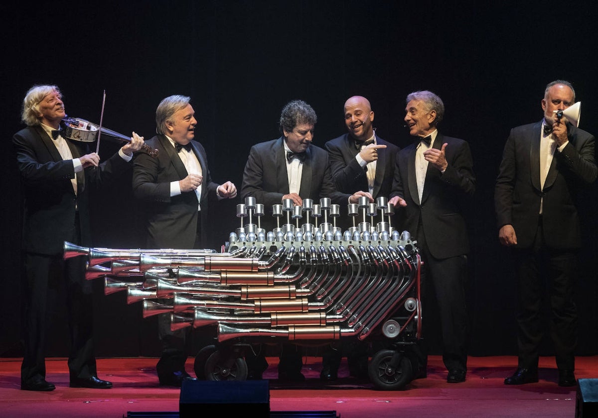 Les Luthiers, en un momento del espectáculo