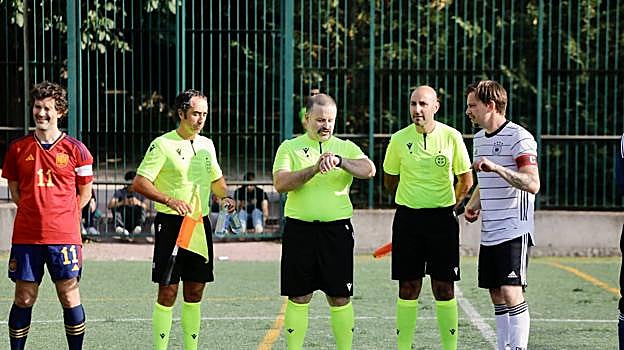 El trío arbitral, con los capitanes