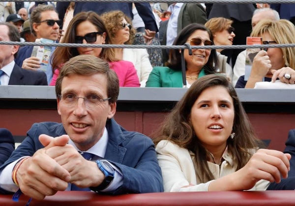 Almeida disfruta de una tarde de toros con su nueva novia