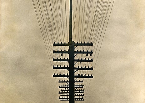 Imagen secundaria 1 - Sobre estas líneas, 'Cables telegráficos' (1924-5), y 'Sin título (Indios transportando fardos de hojas de mazorca de maíz para la elaboración de tamales)', de 1926-29. Arriba, 'Canana, hoz y guitarra' (1927)