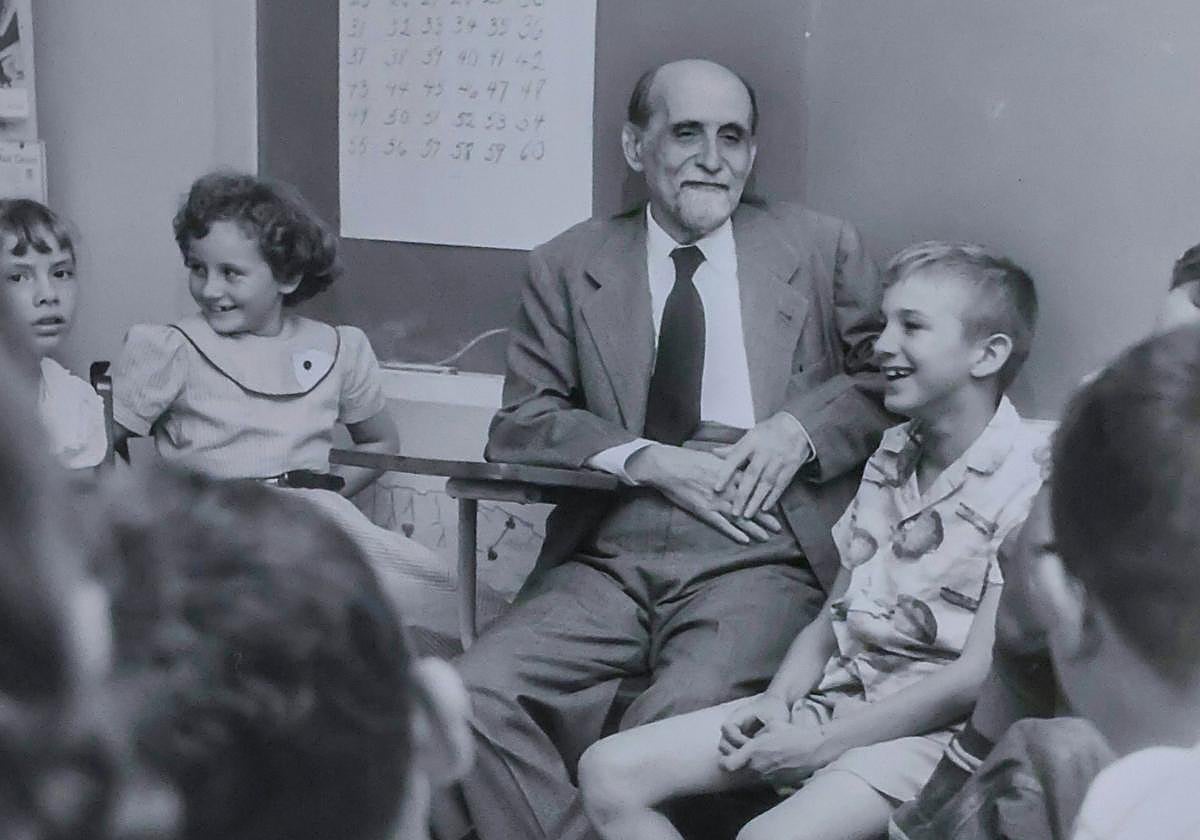 Juan Ramón Jiménez sentado con niños de la Escuela Elemental de la UPR, 28 de noviembre de 1952
