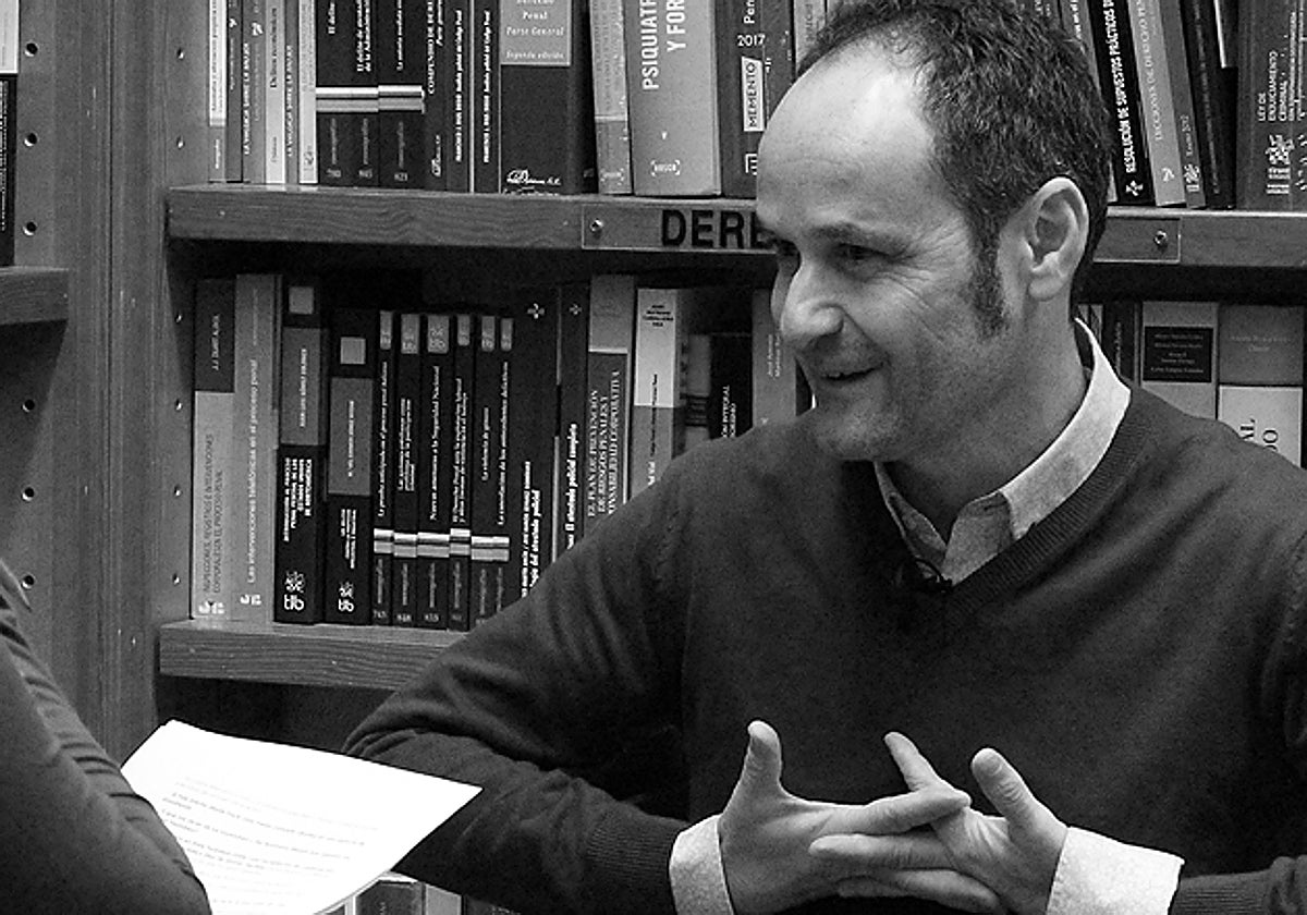 Héctor Escobar (Palencia, 1967) aprendió las letras con el 'Capitán Trueno' y el 'Jabato'. Con catorce años quería ser Rimbaud