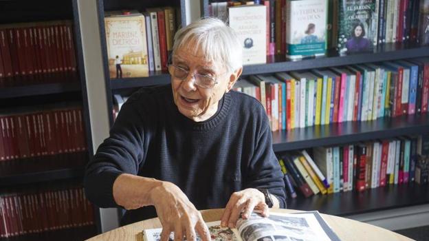 Milo Manara junto a su nueva novela gráfica.
