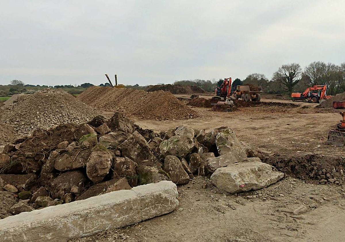 Obras de construcción de la tienda. En primer plano, según la asociación Sitios y Monumentos, probables restos de megalitos