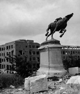 Imagen secundaria 2 - Arriba, salida de la iglesia de Ezcaray, abajo izq. Palomo Durán posa junto a gitanas y un jóven en el Sacromonte de Granada. A la derecha, ruinas en la ciudad de Madrid