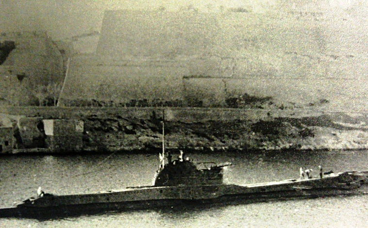 Imagen principal - El submarino Triumph en Malta en 1941. Escotilla de escape del pecio y señal naval fechada el 23/1/1942 y recibida a las 17.39 h.