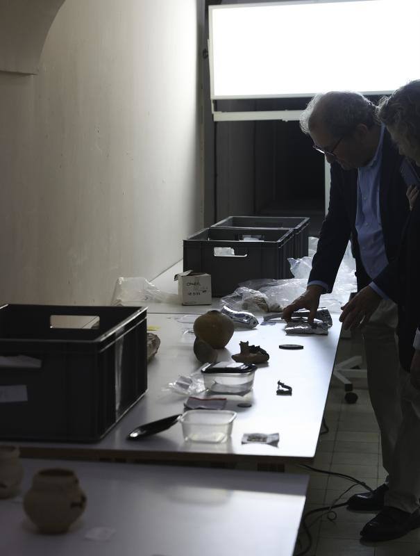 Álvaro Soler muestra a ABC Cultural una selección de piezas recuperadas en las excavaciones que actualmente se conservan en el Palacio Real