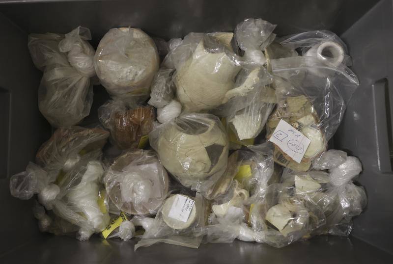 Una de las más de 200 cajas de material arqueológico recuperado en las excavaciones arqueológicas llevadas a cabo con motivo de la construcción de la Galería de las Colecciones Reales