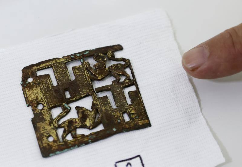 Placa de bronce del siglo XIII de un cinturón decorada con castillos y leones que debió de perder un noble castellano en Madrid. Es un testigo de la época medieval cristiana de la ciudad y "una pieza muy rara", según subraya Álvaro Soler, arqueólogo y responsable de la Real Armería. "En España se conocen entre 20 y 30 piezas como ésta, como mucho", añade. 