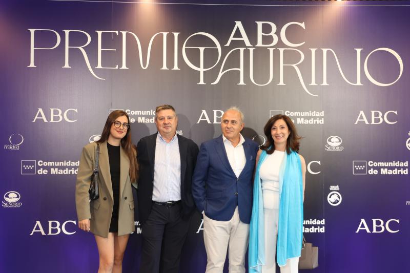 Los socios de Vermú Torero, a su llegada a la entrega del galardón