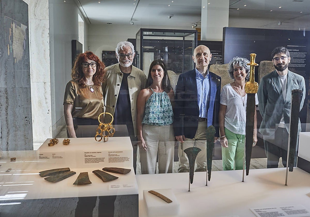 De izda a dcha, Eva Celdrán, Vicente Lull, Camila Oliart, Rafael Micó, Cristina Rihuete y Miguel F.G. Valério, ante piezas de la Edad del Bronce del Museo Arqueológico Nacional