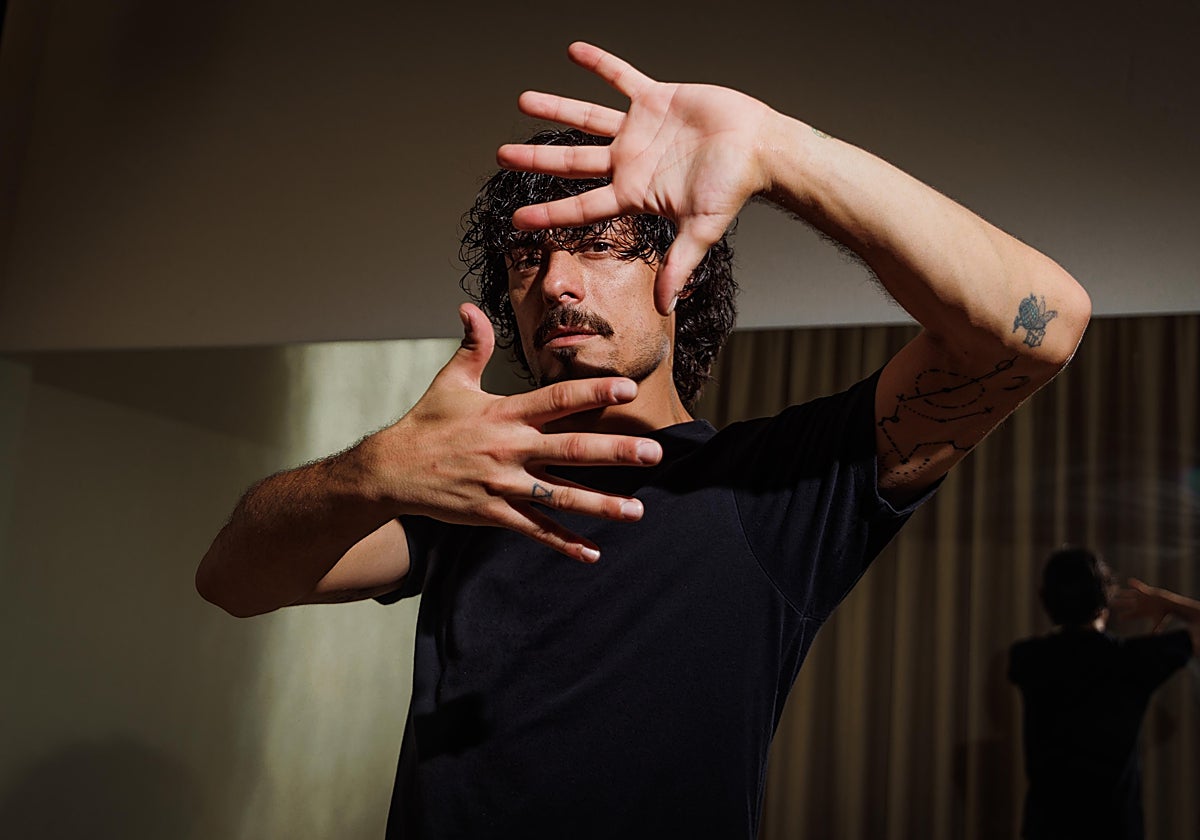 Jesús Carmona, retratado en su estudio