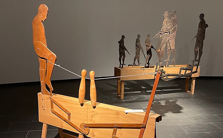 Imagen principal - Sobre estas líneas, 'Sin título', con lascas de piedra. A la derecha, 'Dibujo de gabardina de espaldas'. Arriba, algunas de las piezas articuladas de Muñoz, con 'Hunters' al fondo. 