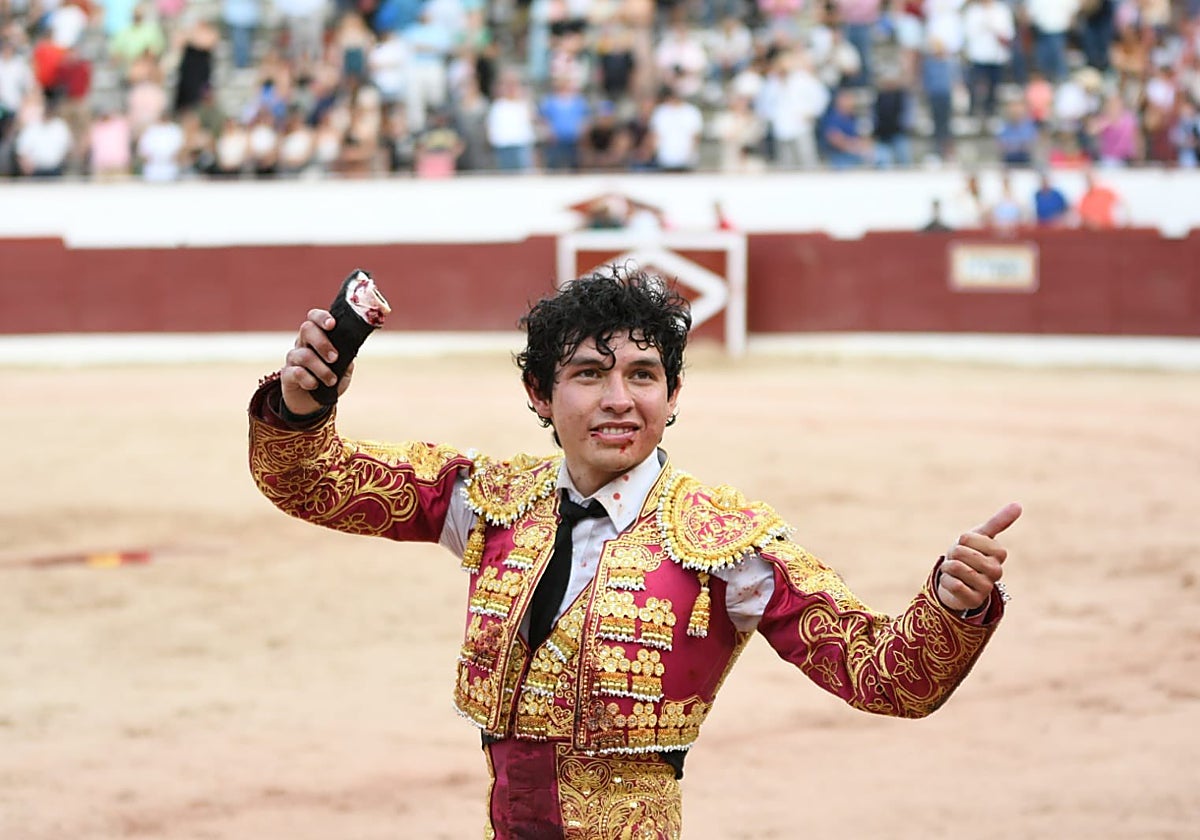 Isaac Fonseca con la oreja del sexto