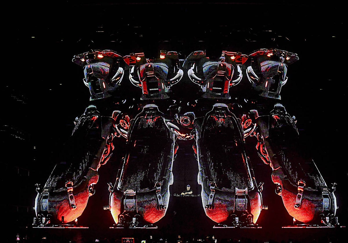 Eric Prydz, diminuto dentro de uno de sus hologramas tridimensionales