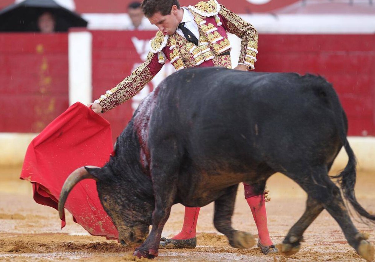 Ginés Marín, con el segundo toro sobre el barro