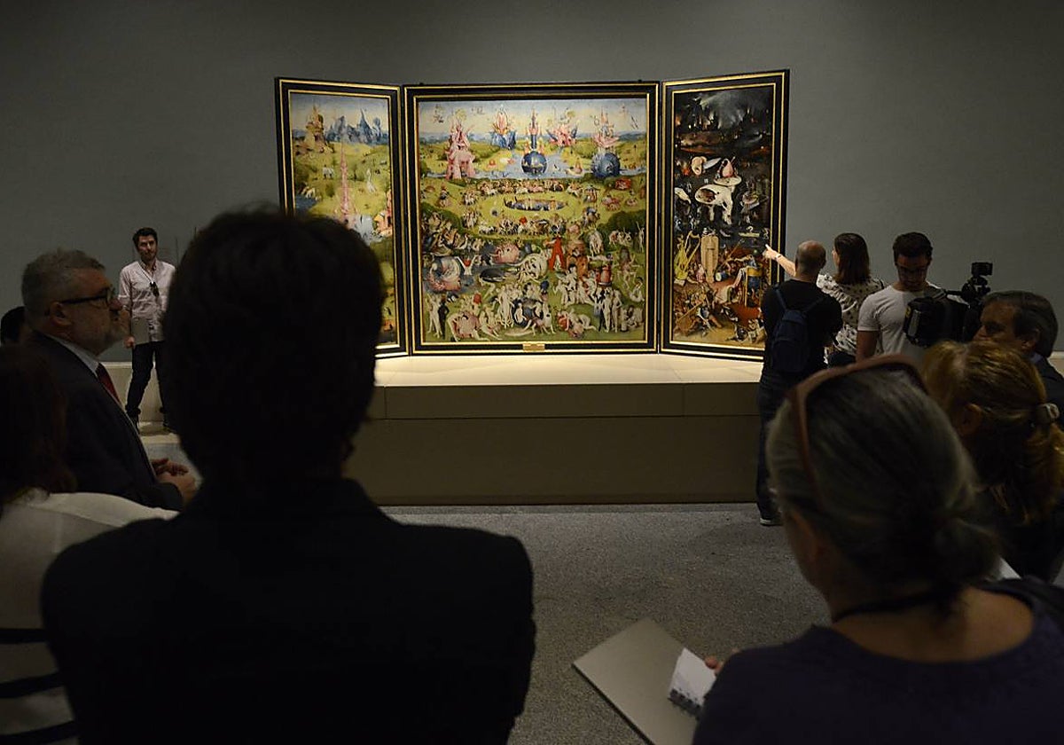 Visitantes en torno a 'El Jardín de las Delicias', del Bosco