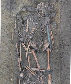 Imagen secundaria 2 - La espada de bronce formaba parte del ajuar funerario hallado en una sepultura donde fueron enterradas tres personas