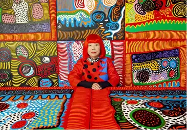 Yayoi Kusama, la artista de 94 años que vive desde 1977 en un psiquiátrico de Tokio y es un icono global