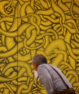 Imagen secundaria 2 - Arriba, 'Nubes' de Kusama en el atrio. Al fondo, el estanque del exterior, que se ha inundado con más de 400 lunares rojos flotantes en homenaje a la artista. Sobre estas líneas, dos de las piezas de Yayoi Kusama en las salas del Guggenheim de Bilbao