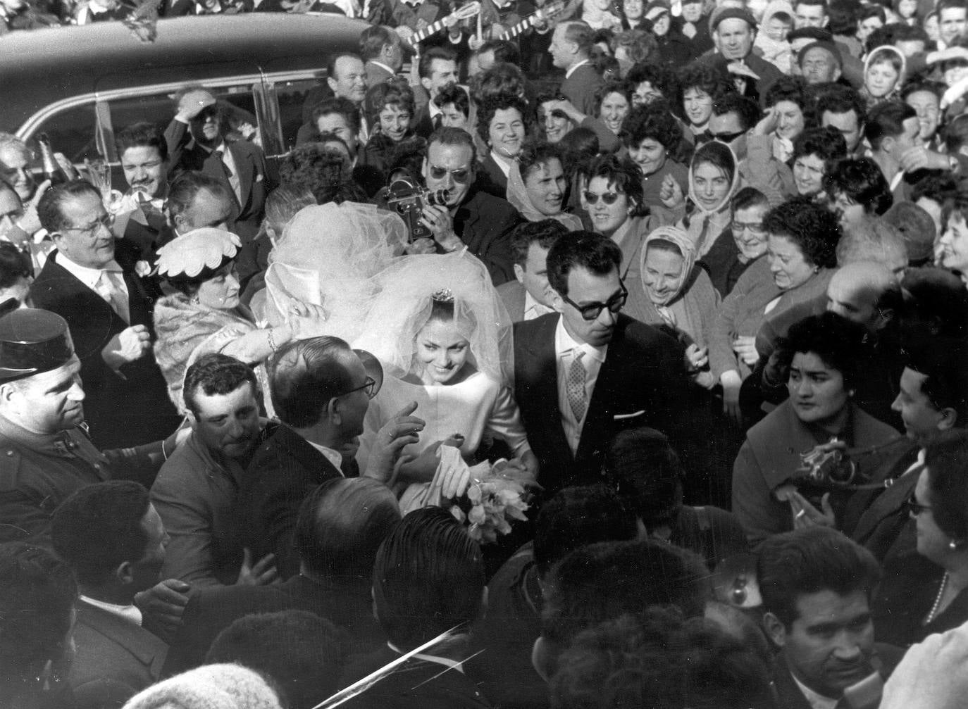 Una multitud acompañó a Carmen Sevilla y Augusto Alberó en su boda