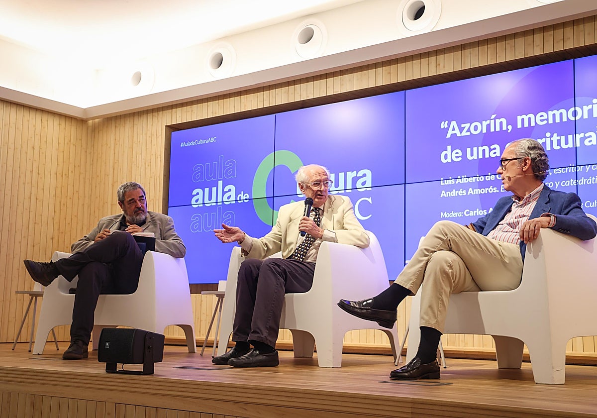 De izquierda a derecha: Carlos Aganzo, Andrés Amorós y Luis Alberto de Cuenca