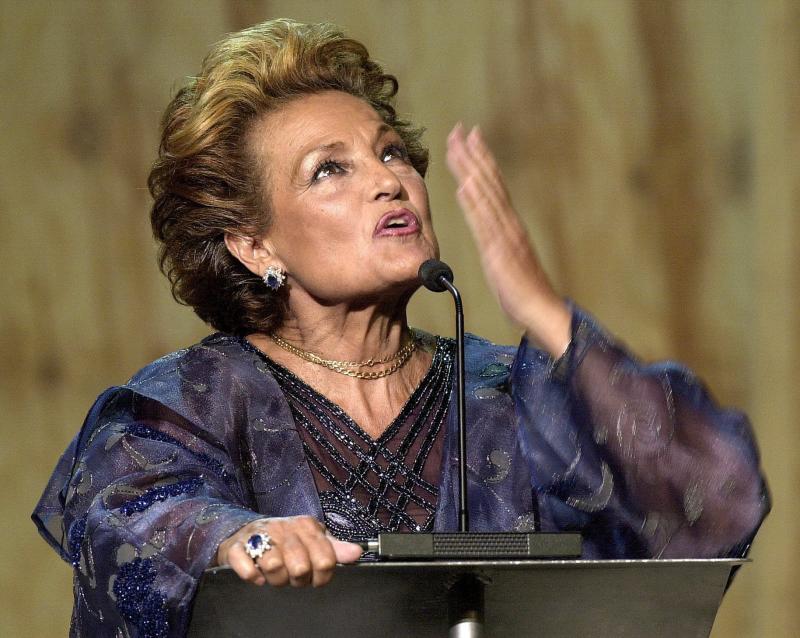  Carmen Sevilla lanzó un beso al aire en memoria de Paco Rabal, durante el homenaje celebrado en el Festival de Cine de San Sebastián en 2001