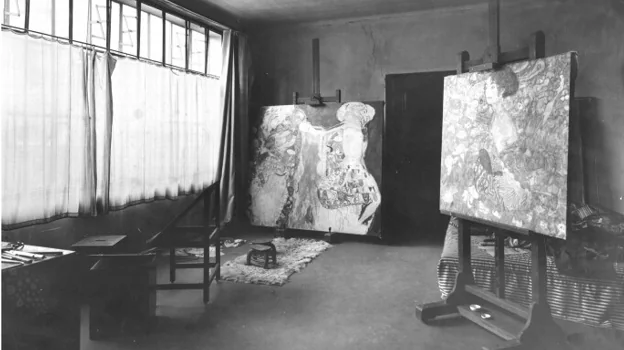 'Dama con abanico' (a la derecha), en el caballete en el estudio de Gustav Klimt