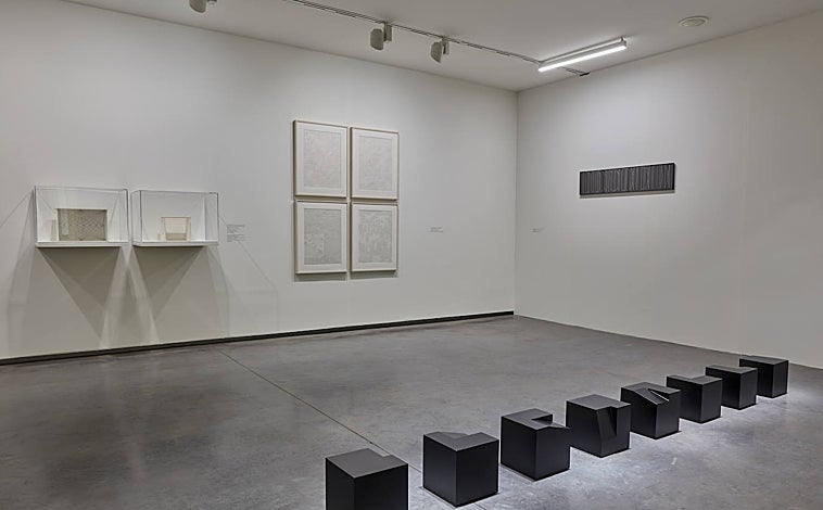 Imagen principal - En la parte superior, sala con piezas de Elena Asins y Esther Ferrer. Sobre estas líneas, de izquierda a derecha, detalle de sala con obras de Cristina Iglesias, Montserrat Soto y Susana Solano; 'Clutter with Wardrobes', de Ángela de la Cruz