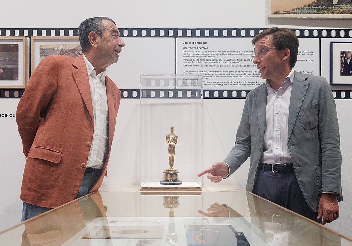 José Luis Garci y José Luis Martínez Almeida charlan frente al Oscar durante la inauguración de la exposición