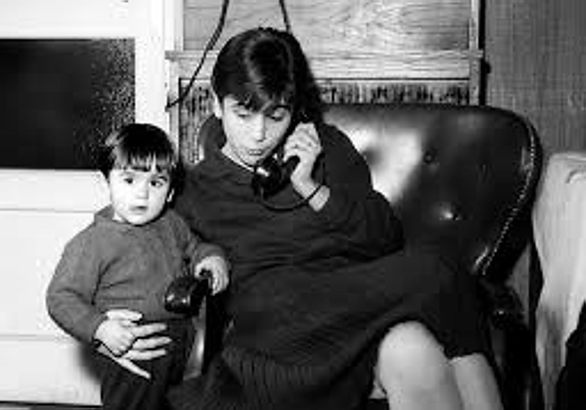 Martín Gaite, acompañada de su hija, recibe la llamada de que ha ganado el Premio Nadal