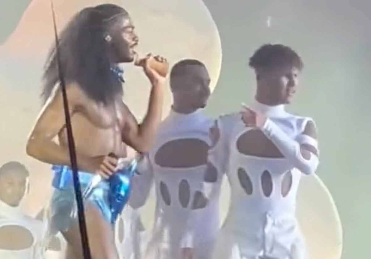 Lil Nas X, tras recoger el consolador entre el asombro y las risas de sus bailarines