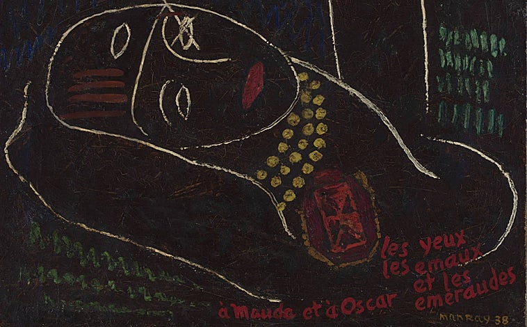 Imagen principal - Sobre estas líneas, grabado de Max Ernst y obra de 'Los diez mandamientos', de Josep Renau. piezas de la colección del TEA presentes en la exposición. Arriba, 'Créole', trabajo de Man Ray 