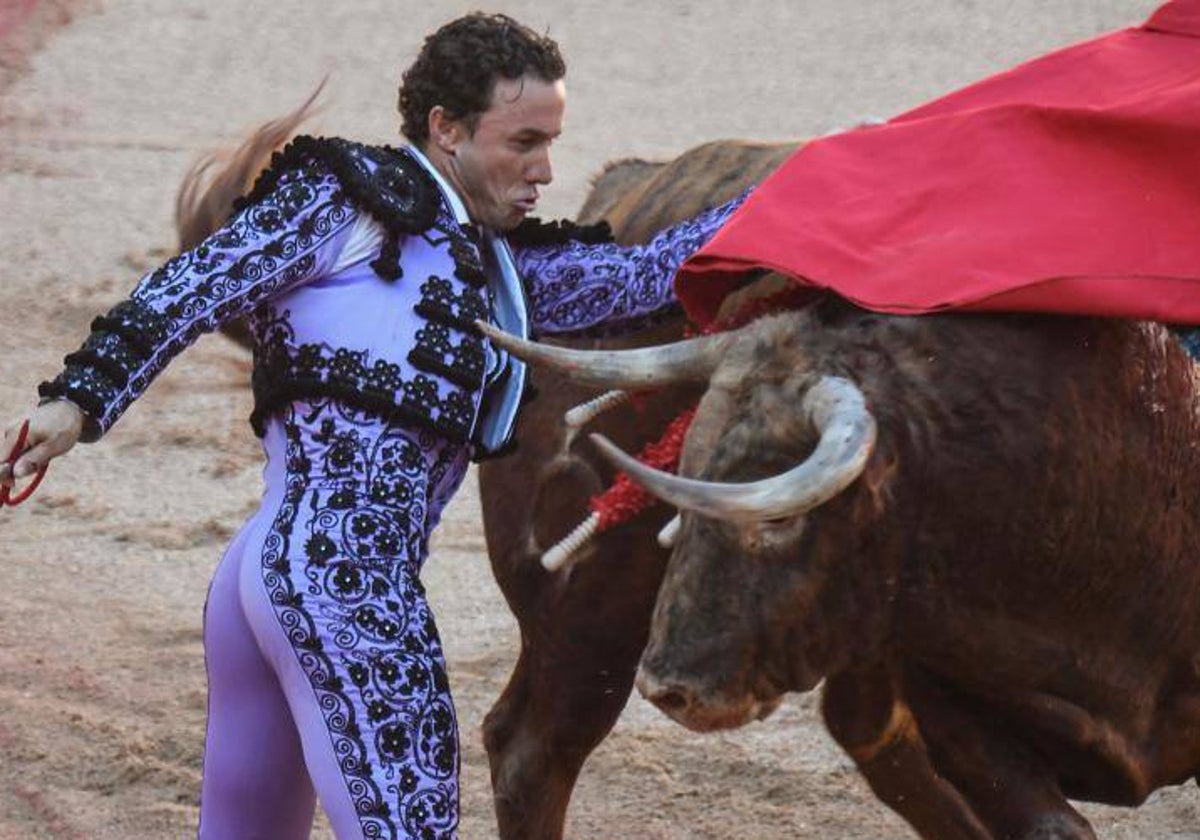 Rafaelillo, con un toro de La Palmosilla en Pamplona