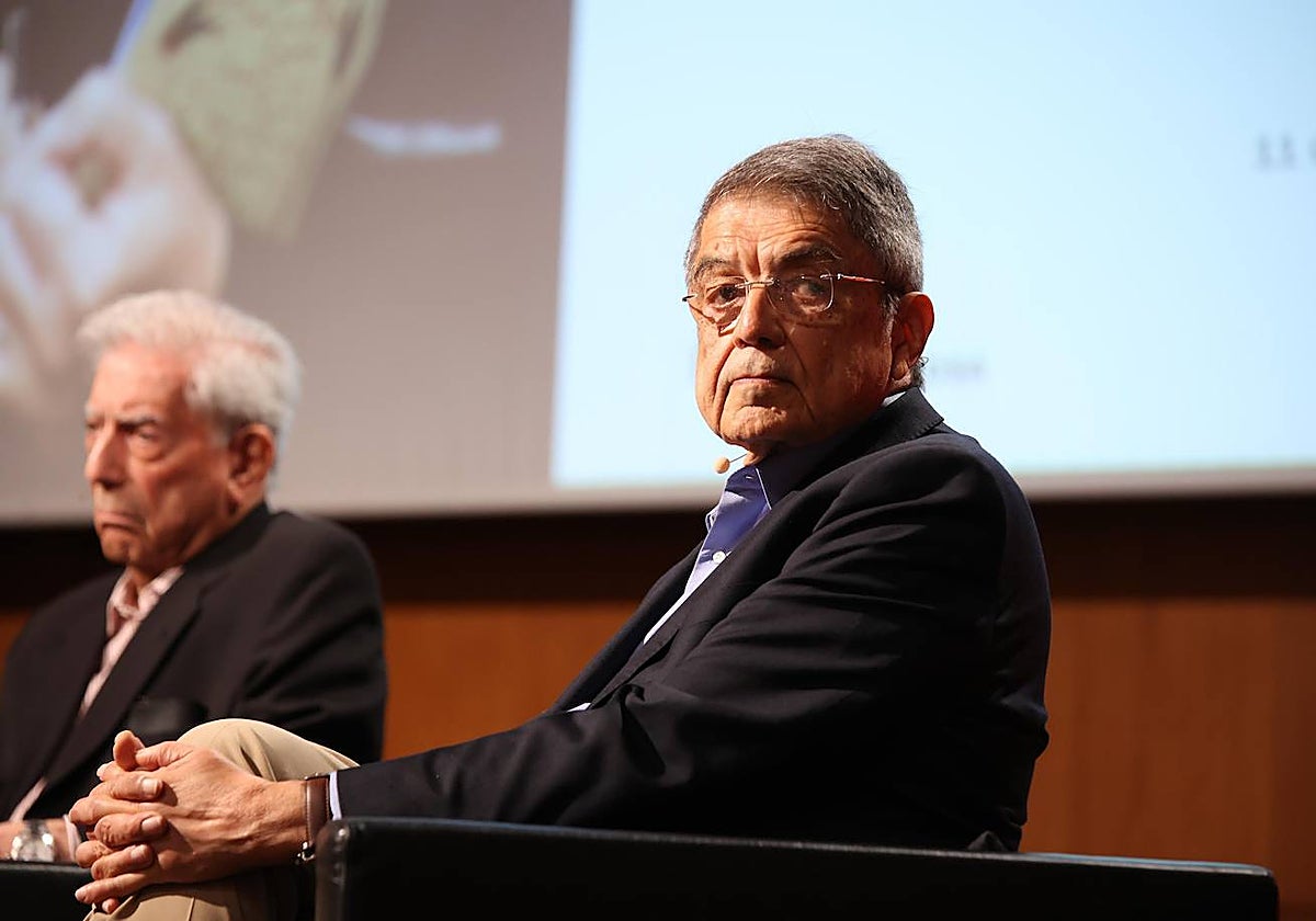 Sergio Ramírez en una conferencia del Instituto Cervantes junto a Vargas Llosa