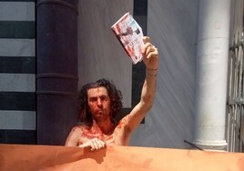 Activistas climáticos se bañan en tomate frente al Duomo de Florencia