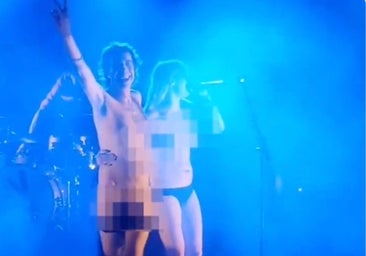 El cantante de Sidonie se desnuda por completo en un concierto con Rocío Saiz «por la libertad»