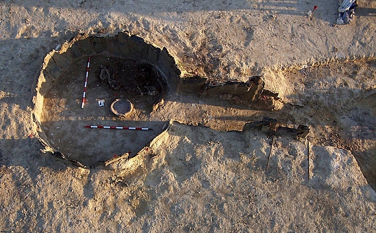 Imagen principal - Nivel inferior del enterramiento de Valencina. Abajo, daga de cristal de roca con empuñadura de marfil y colmillo decorado